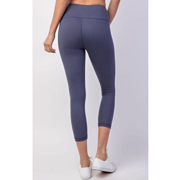 FINAL SALE 🆕🌿BLACK HIGH WAISTED YOGA LEGGINGS🌿 - Picture 7 of 8